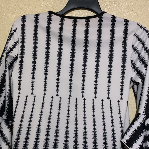Top Blouse Black White Print Size M Unlisted Brand Stretchy Pullover - Picture 10 of 12